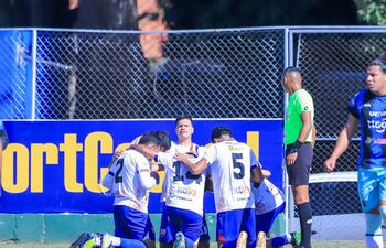 El goleador Iván Maciel, recibe las felicitaciones de sus compañeros, tras marcar el tanto ganador. (Foto: @APFPrimeraB)