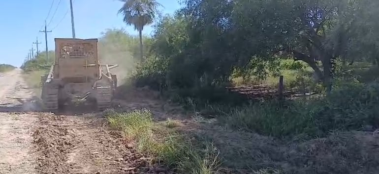 Limpieza de laterales del camino en la zona de Toro Pampa, maquinarias de la empresa Mawes. S.A.