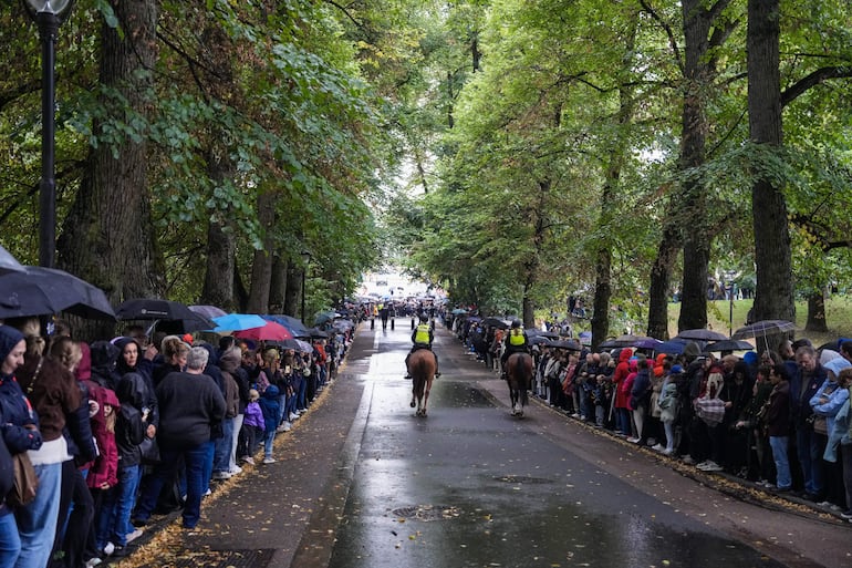 La gente espera la llegada del féretro del rey Harald V al Queen's Park de Oslo, Noruega, hoy viernes. El féretro fue trasladado en caravana desde la capilla del hospital por las calles de Oslo hasta el Palacio Real. Miembros de la Familia Real noruega, entre ellos el rey Haakon VIII, la reina Mette-Marit, la princesa heredera Ingrid Alexandra, la reina Sonja, el príncipe Sverre Magnus y la princesa Martha Louise, acompañaron la procesión hasta la capilla del palacio.