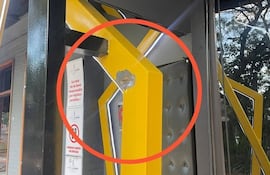 Uno de los proyectiles impactó en la fachada del local nocturno.