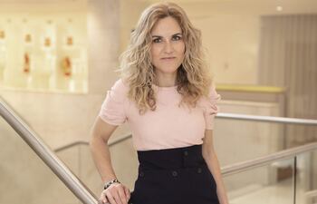 La psicóloga Silvia Congost, experta en relaciones y dependencia emocional, posa en una imagen facilitada. "Tener una relación con alguien tóxico invalida, empequeñece y destruye", advierte Silvia Congost en "Personas tóxicas" el nuevo libro que acaba de publicar con herramientas para empoderarse y librarse de ellas, una vez que están identificadas.