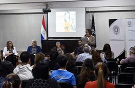 Un momento al inicio de la charla que se ofreció ayer para derribar los mitos de que "Yo el Supremo" es una obra "difícil" de ser leída.