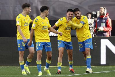 El centrocampista de Las Palmas, Javi Muñoz celebra con sus compañeros su gol ante el Rayo Vallecano durante el partido correspondiente a la jornada 21ª disputado este sábado en Vallecas.