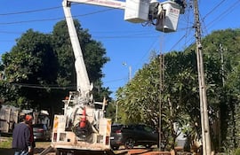 Funcionarios de la ANDE continúan trabajando en otros sectores, mientras la ciudad de Altos ya lleva 48 horas sin energía eléctrica.
