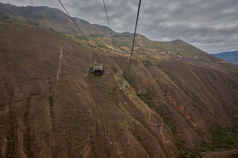 Teleféricos de Kuélap que ascienden a través del bosque nuboso hacia la fortaleza de Chachapoyas, Perú.