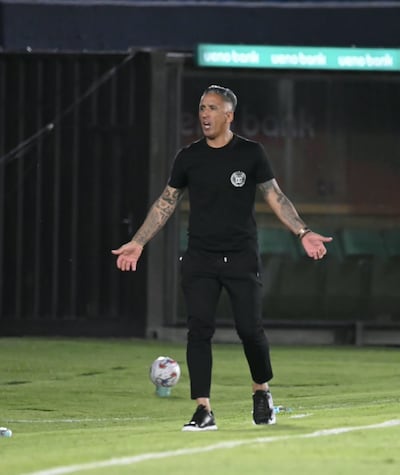 El entrenador del Sportivo Luqueño, Lucas Barrios brinda indicaciones a sus dirigidos en el duelo ante Olimpia, por los octavos de final de la Copa Paraguay 2026.