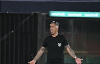 El entrenador del Sportivo Luqueño, Lucas Barrios brinda indicaciones a sus dirigidos en el duelo ante Olimpia, por los octavos de final de la Copa Paraguay 2026.