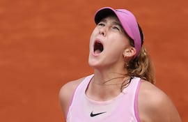 Mirra Andreeva festeja su clasificación a cuartos tras la victoria lograda este domingo sobre Jil Teichmann en dos sets.