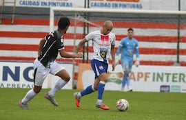 Orlando Gallardo, experimentado volante del 3 de Noviembre, transporta el balón durante el partido contra Tacuary, celebrado en Los Jardines del Kelito.