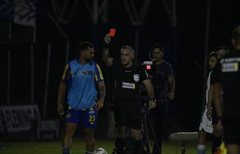 El árbitro Carlos Paul Benítez exhibe la tarjeta roja directa a Lucas Monzón de manera errónea.