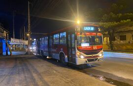 Motociclista chocó contra un ómnibus sobre la avenida Fernando de la Mora.