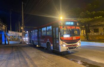 Motociclista chocó contra un ómnibus sobre la avenida Fernando de la Mora.