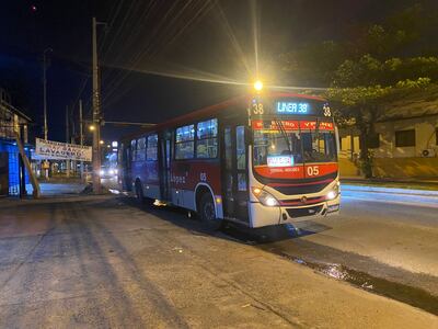 Motociclista chocó contra un ómnibus sobre la avenida Fernando de la Mora.