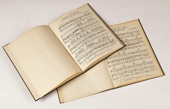 Uno de los objetos de los más de 500 lotes, entre ellos una primera edición de "The Great Gatsby", de Scott Fitzgerald, y recuerdos del saxofonista Charlie Parker, pertenecientes al batería de los Rolling Stones Charlie Watts (1941-2021) y que se ofrecerán al mejor postor, con precios estimados entre 800 (934 euros, 1.024 dólares) y 300.000 libras (350.450 euros, 384.200 dólares).