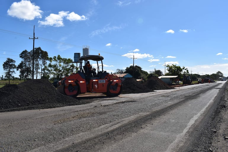 Otro equipo víal se encuentra trabajando en la misma ruta PY08 en la cercanía de la ciudad de Guajayví