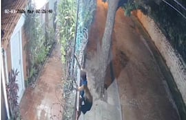Joven trepando murallas para robar un foco en Tablada Nueva.
