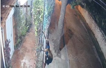 Joven trepando murallas para robar un foco en Tablada Nueva.