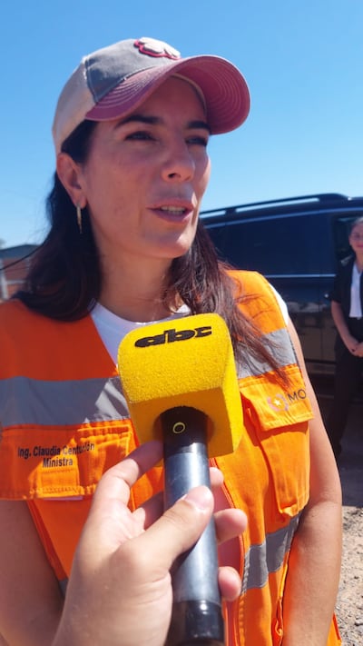 Visita del Presidente de la República Santiago Peña y la ministra del MOPC Claudia Centurión a la zona de obras de la duplicación de la Ruta D025 con presencia de intendentes de municipios que no son afectados por la obra pero que buscan la reelección.