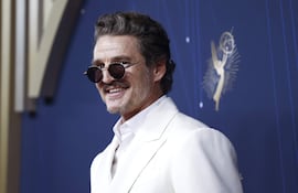 El actor Pedro Pascal llegó de impecable blanco a la gala anual de los Emmy Awards. (EFE/EPA/CAROLINE BREHMAN)