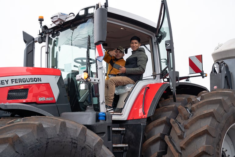 Los asistentes pudieron experimentar de primera mano el desempeño de los equipos Massey Ferguson durante una jornada demostrativa en Hernandarias.