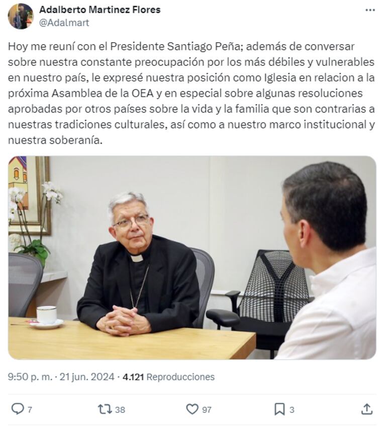 Cardenal paraguayo Adalberto Martínez en reunión con el Presidente de la República Santiago Peña.