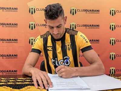 El uruguayo Bruno Piñatares durante la firma de contrato y presentación como refuerzo de Guaraní.