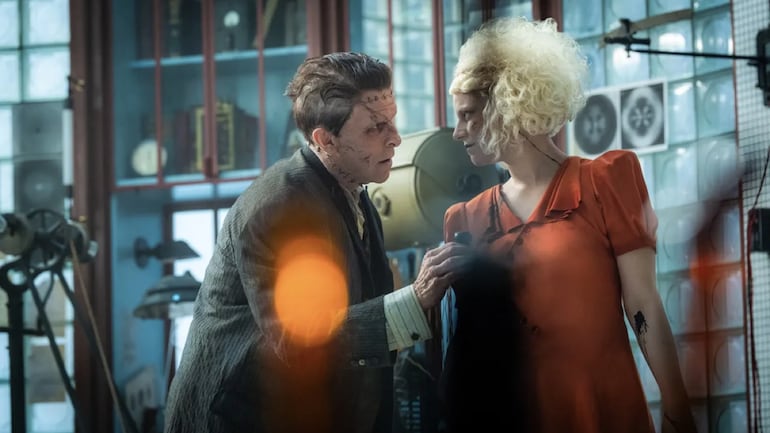 La novia película Christian Bale Jessie Buckley