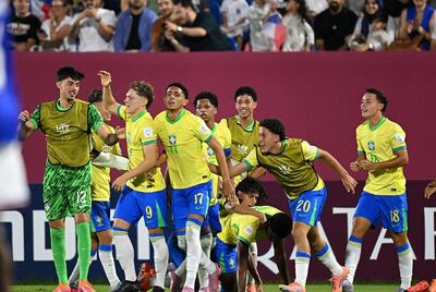 Celebración de los chicos de la selección Sub 17 de Brasil, que tras empatar agónicamente en tiempo normal con Francia, logró la diferencia en los penales, para avanzar a cuartos de final.