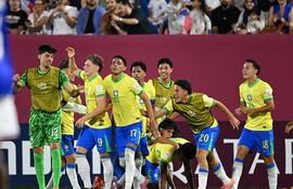 Celebración de los chicos de la selección Sub 17 de Brasil, que tras empatar agónicamente en tiempo normal con Francia, logró la diferencia en los penales, para avanzar a cuartos de final.