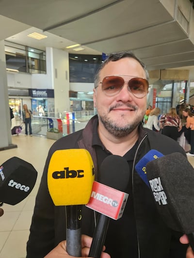 El presidente de Olimpia, Rodrigo "Coto" Nogués charlando con los medios de comunicación antes de emprender el vuelo rumbo a Brasil, para afrontar el amistoso ante Framengo.