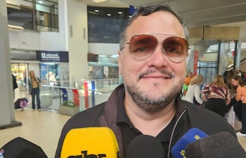 El presidente de Olimpia, Rodrigo "Coto" Nogués charlando con los medios de comunicación antes de emprender el vuelo rumbo a Brasil, para afrontar el amistoso ante Framengo.