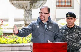 Fotografía cedida por la Presidencia de Ecuador del ministro del Interior de Ecuador, John Reimberg (i), hablando durante una rueda de prensa en el Palacio de Carondelet, sede de la Presidencia en Quito.
