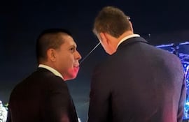 Miguel Vázquez habla al oído al presidente Santiago Peña.