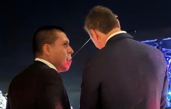 Miguel Vázquez habla al oído al presidente Santiago Peña.