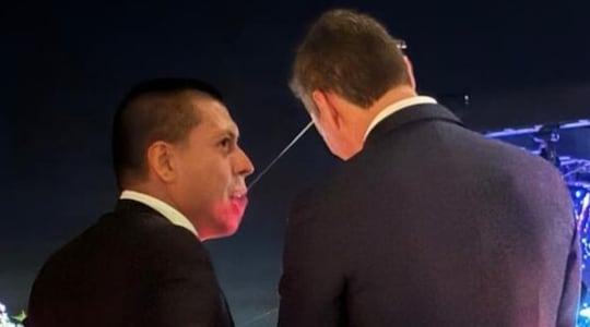 Miguel Vázquez habla al oído al presidente Santiago Peña.