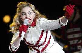 La cantante estadounidense Madonna en un concierto. La estrella del pop americana Madonna ha viajado con su novio, el futbolista Akeem Morris, de 28 años, a Italia para celebrar su 66 cumpleaños en una lugar por el momento secreto y sólo se conoce que hará una visita privada al área arqueológica de Pompeya, la ciudad destruida por la erupción del Vesubio en el 79 d.C.