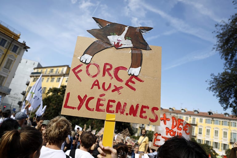 Un estudiante sostiene una pancarta con el lema "Manteneos fuertes, estudiantes de secundaria" durante una jornada nacional de protesta por las condiciones educativas en Niza, Francia