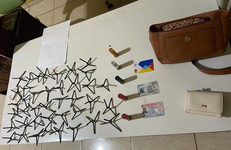 Las evidencias incautadas del interior del vehículo abandonado tras el choque.