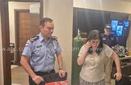 La empresaria Dalia López, quien era la más buscada del Paraguay, cayó este Jueves Santo en Asunción. A su lado aparece el comisario principal Luis Benítez, jefe del Departamento Contra el Tráfico de Armas.