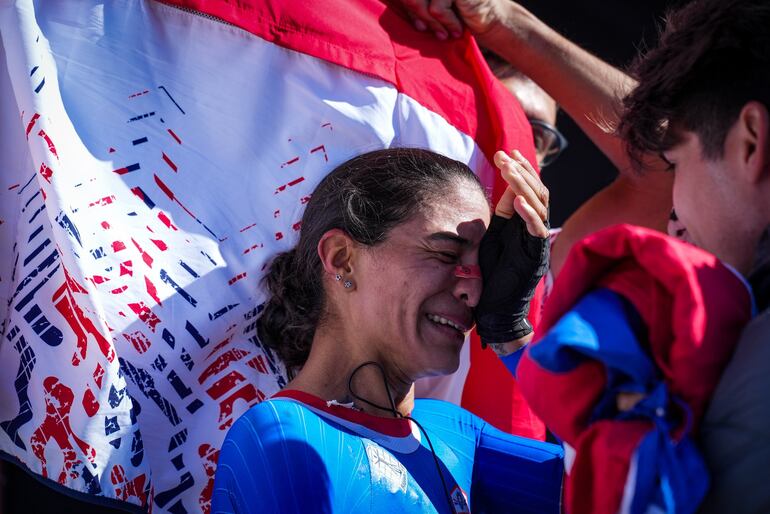 La emoción de la paraguaya Agua Marina al lograr otro podio en su carrera.