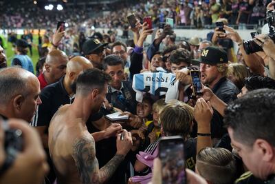 Imagen publicada en Twitter por Major League Soccer. Leo Messi firma una remera de la Selección Argentina para el actor Owen Wilson.