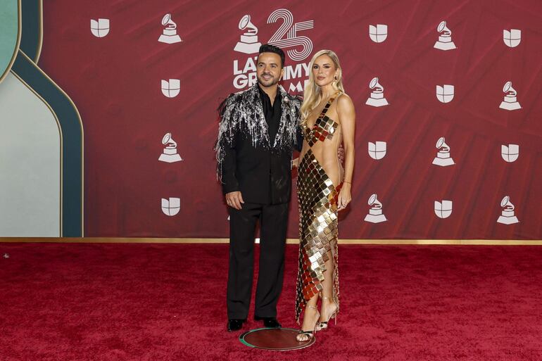 ¡De gala! El cantante puertorriqueño Luis Fonsi y su esposa la modelo Águeda López en la alfombra roja de la 25 entrega anual de los Premios Latin Grammy. (EFE/Eva Marie Uzcátegui)
