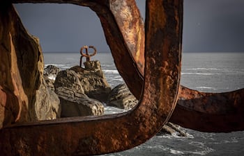 Vista de la obra escultórica El Peine del Viento de Eduardo Chillida.