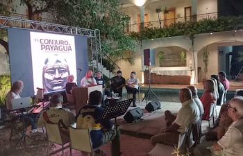 En el jardín del Hotel Las Hortensias se llevó a cabo la presentación del libro El conjuro payagua, la nueva obra del periodista y escritor Augusto Dos Santos.