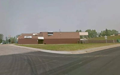 Imagen de la escuela de secundaria en Tumbler Ridge en la que al menos diez personas murieron este martes cuando una persona disparó, según informó la Policía. Entre los fallecidos está el supuesto autor de los disparos. Seis de los muertos fueron localizados en el interior de la escuela mientras que otros dos cuerpos fueron hallados en una vivienda. Otra persona murió cuando era transportada a un hospital. Las autoridades también dijeron que alrededor de 25 personas están siendo atendidas por lesiones en el centro médico local y que otras dos han sido evacuadas en helicóptero con heridas de extrema gravedad. EFE/ Google Maps - SOLO USO EDITORIAL/SOLO DISPONIBLE PARA ILUSTRAR LA NOTICIA QUE ACOMPAÑA (CRÉDITO OBLIGATORIO) -