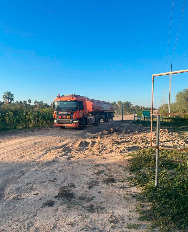Camión transportador de combustible llegando a la zona de Toro Pampa, luego de varios meses de aislamiento.