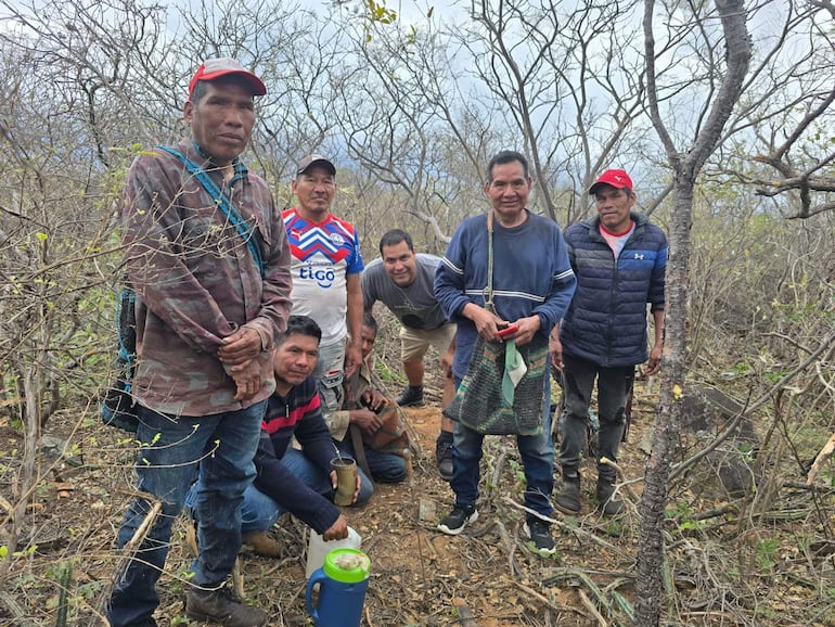 Tagüide Picanerai (centro) posa junto con otros miembros de la comunidad ayoreo totobiegosode, durante la expedición de búsqueda de Wenceslao Benoit, en el Parque Defensores del Chaco.