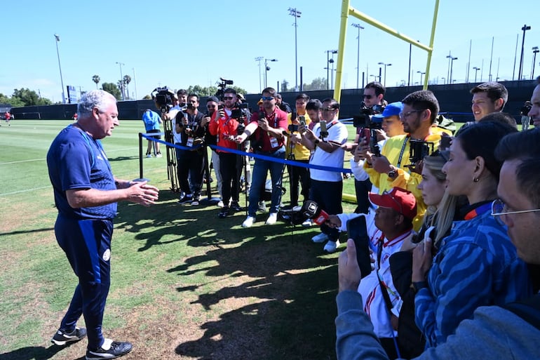 El seleccionador de Paraguay, Gustavo Alfaro brinda declaraciones a los periodistas presentes antes del entrenamiento albirrojo.
