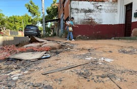 Una madre junto a su hija atraviesa la peligrosa zona de obras del desagüe pluvial de la zona del Mercado de Abasto, sobre la calle Epifanio Méndez Fleitas y Jow Von Sastrow, Asunción.