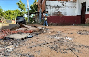 Una madre junto a su hija atraviesa la peligrosa zona de obras del desagüe pluvial de la zona del Mercado de Abasto, sobre la calle Epifanio Méndez Fleitas y Jow Von Sastrow, Asunción.